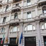 Il vecchio teatro Oriente: prima hotel, poi teatro e ora di nuovo hotel con annessa sala bingo. Sorge in Corso Cavour 34